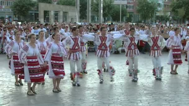 Dança tradicional romena no Festival Internacional do Folclore em 04 de agosto de 2012 em Tulcea, Romênia . — Vídeo de Stock