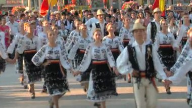 Ağustos'ta Uluslararası Folklor Festivali'nde Romen geleneksel dans 04, 2012 Tulcea, Romanya.