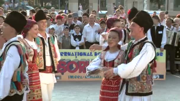 Román néptánc a nemzetközi folklór fesztiválon augusztus 04, 2012-ben Tulcea, Románia. — Stock videók