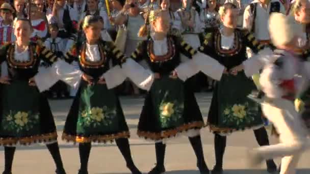 Bulgarischer traditioneller Tanz beim internationalen Folklore-Festival am 04. August 2012 in tulcea, Rumänien. — Stockvideo