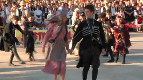 Ağustos'ta Uluslararası Folklor Festivali'nde Gürcü geleneksel dans 04, 2012 Tulcea, Romanya. — Stok video