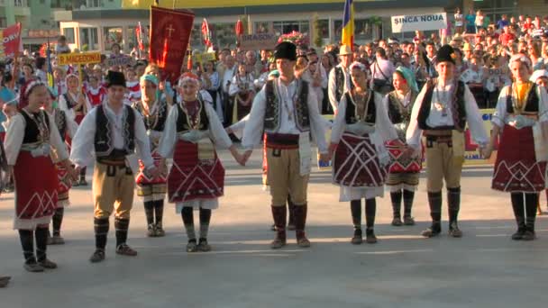 2012年8月4日在罗马尼亚图尔恰举行的国际民俗节上，马其顿传统舞蹈. — 图库视频影像
