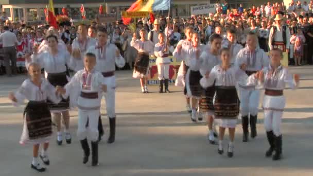 Dança tradicional moldava no Festival Internacional do Folclore em 04 de agosto de 2012 em Tulcea, Romênia . — Vídeo de Stock