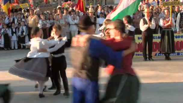Ουγγρικός παραδοσιακός χορός στο διεθνές Λαογραφικό Φεστιβάλ στις 04 Αυγούστου, 2012 στην Τουλτσέα, Ρουμανία. — Αρχείο Βίντεο