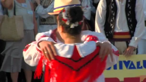 Rumänischer traditioneller Tanz beim internationalen Folklore-Festival am 04. August 2012 in tulcea, Rumänien. — Stockvideo