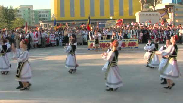Danza tradicional rumana en el Festival Internacional de Folclore el 04 de agosto de 2012 en Tulcea, Rumania . — Vídeo de stock