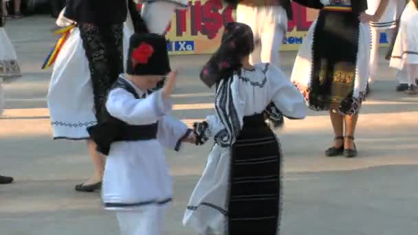 Ağustos'ta Uluslararası Folklor Festivali'nde Romen geleneksel dans 04, 2012 Tulcea, Romanya. — Stok video