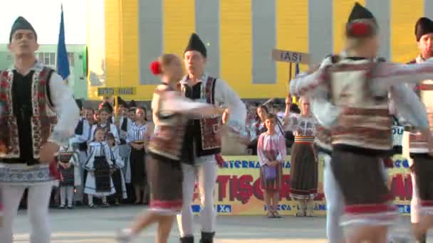 Rumuński taniec tradycyjny na międzynarodowym festiwalu folkloru w sierpniu 04, 2012 w Tulcea, Rumunia. — Wideo stockowe