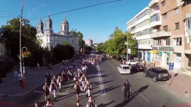 Trajes tradicionais desfile vista aérea — Vídeo de Stock