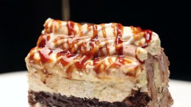 Olağanüstü süsleme ve tepesi, döndürme tatlı şurubu ile pasta