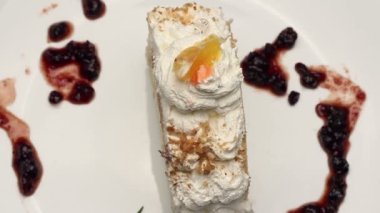 Pasta beyaz tabakta krem şanti ile döner
