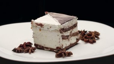 Kek krem şanti ve anasonu beyaz tabakta döndürme