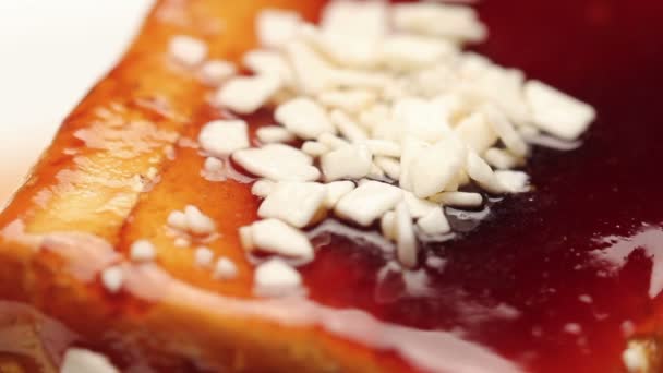 Gros plan d'un gâteau au caramel avec chocolat blanc sur plaque blanche, rotatif — Video