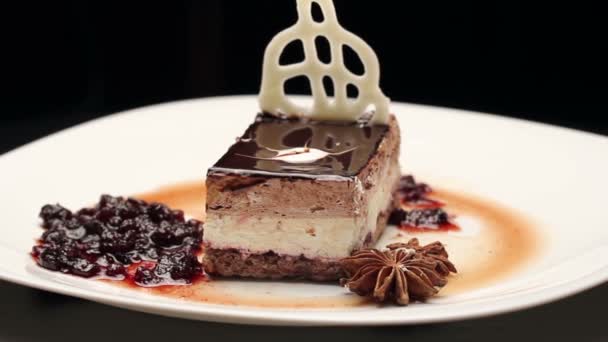 Вкусный шоколадный торт на белой тарелке, вращающийся — стоковое видео
