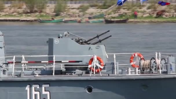 Военное судно на реке Дунай во время учений — стоковое видео
