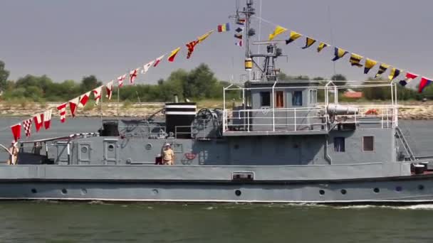 Navio militar no rio Danúbio num exercício de combate a incêndios — Vídeo de Stock