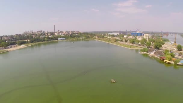 Vista aérea da cidade de Tulcea e do lago Ciuperca — Vídeo de Stock