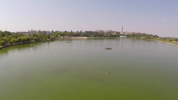 Letecký pohled na jezero Ciuperca a městě Tulcea — Stock video