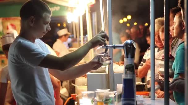 Turistas disfrutando de comida y bebida — Vídeos de Stock