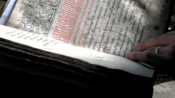 Biblia de 600 años (cartas eslavas) ) — Vídeo de stock