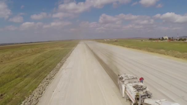 Tunga anläggningsmaskiner arbetar på en flygplats landningsbana, Flygfoto — Stockvideo