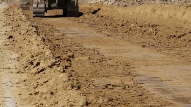 Primo piano dei bulldozer tracciati sul lavoro — Video Stock