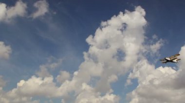 Eski Rus çift kanatlı mavi gökyüzü üzerinde