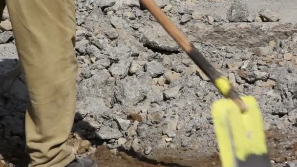 Робочий лопата на будівельному майданчику злітно-посадкової смуги — стокове відео