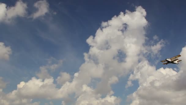 Old russian biplane on blue sky — Stock Video