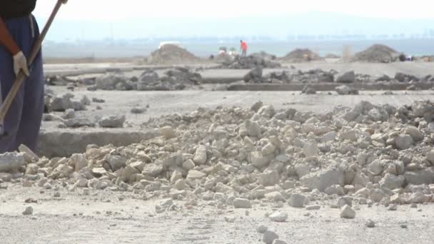 Trabajadores paleando en un sitio de construcción de pista — Vídeos de Stock