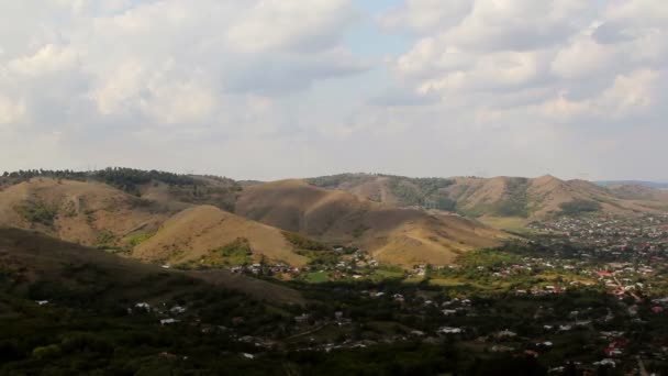 Klein dorpje in de Balkan, time-lapse — Stockvideo