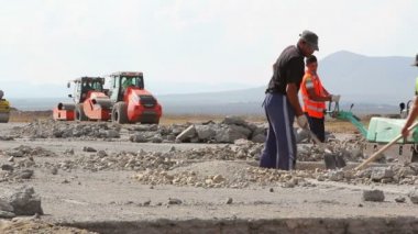 Pist inşaatta kürekle işçi