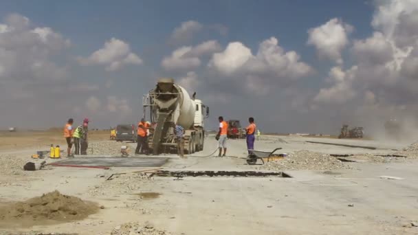 Цементный грузовик заливает цемент в строительство взлетно-посадочной полосы, время истекает — стоковое видео