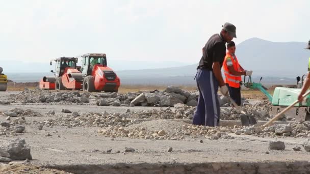 Εργαζομένων φτυαρίζει σε ένα εργοτάξιο διάδρομο — Αρχείο Βίντεο