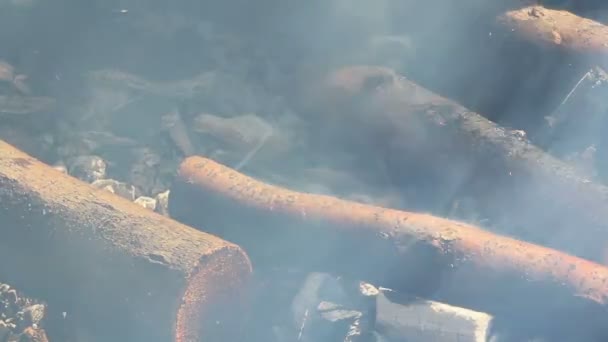 Nahaufnahme des Kohlenbergwerks mit brennendem Feuerholz — Stockvideo