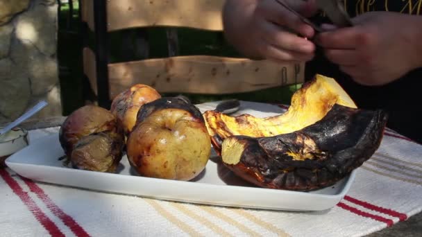 Gegrilde vruchten op een plaat — Stockvideo