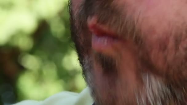 Homem comendo frutas grelhadas, close-up — Vídeo de Stock