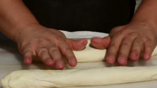 Baker kezét, kenyérsütés — Stock videók