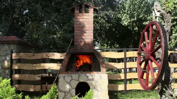 Hornear pan en un horno tradicional de piedra de leña — Vídeo de stock