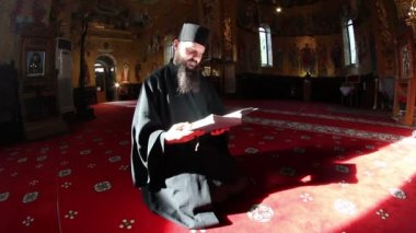 Manastırda dua genç Hıristiyan keşiş