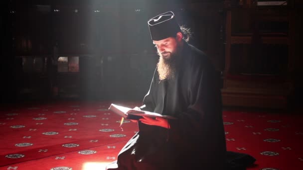 Молодой христианский монах молится в монастыре — стоковое видео