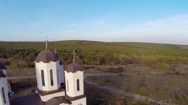 Vista aérea del monasterio de Codru en Dobrogea, Rumania — Vídeo de stock