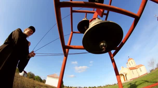 Monje cristiano tocando campanas en el monasterio santo de Codru en Dobrogea, Rumania — Vídeo de stock