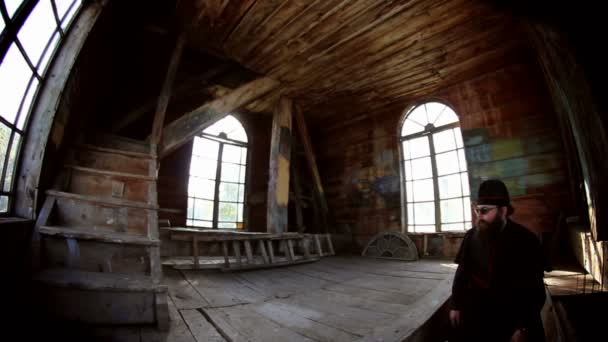 Старый обряд христианских монахов, которые поднимаются на старую деревянную колокольню собора Успения — стоковое видео