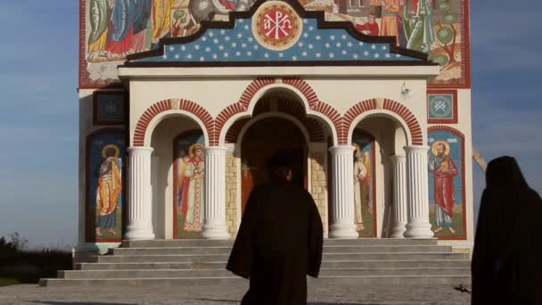 Monjes que entran en un monasterio — Vídeos de Stock