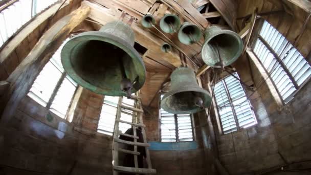 Gammalt trä klocktorn av domkyrkan Uspenia — Stockvideo