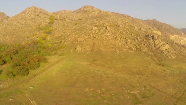 Aérea sobre una cresta de montaña cubierta de roca — Vídeo de stock