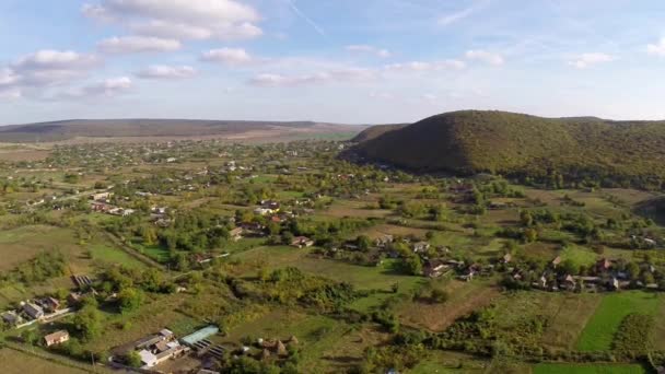 Vista aérea de un pequeño pueblo en los Balcanes salvajes — Vídeos de Stock