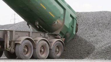 Damperli kamyon çakıl asfalt tesisi için teslim