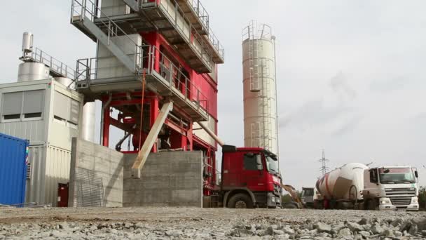 Centrale de mélange d'asphalte puissante fonctionnant — Video